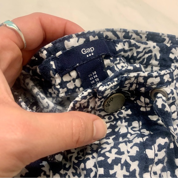 • [GAP] Blue & White Floral Shorts • - Picture 5 of 10